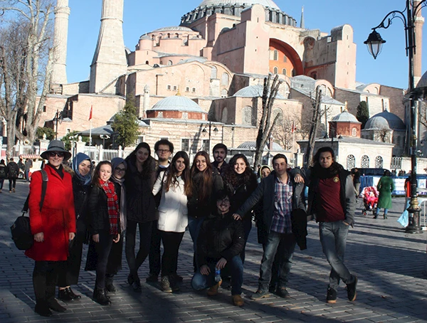 783d31b6-499a-40b9-9b76-7f8cc6626fea-Hande_Yilmaz_Ayasofya_Ziyaret.JPG