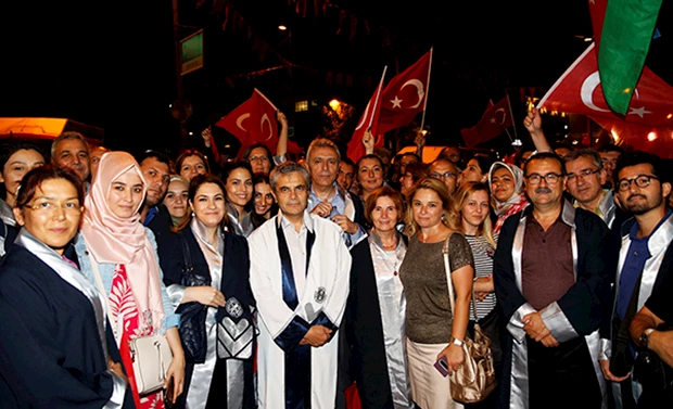 84f67eb2-d0ad-44d3-9a72-e33a154221ee-Rektor_Aydin_Darbe_Protesto.JPG